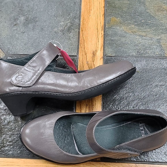 gray mary jane pumps